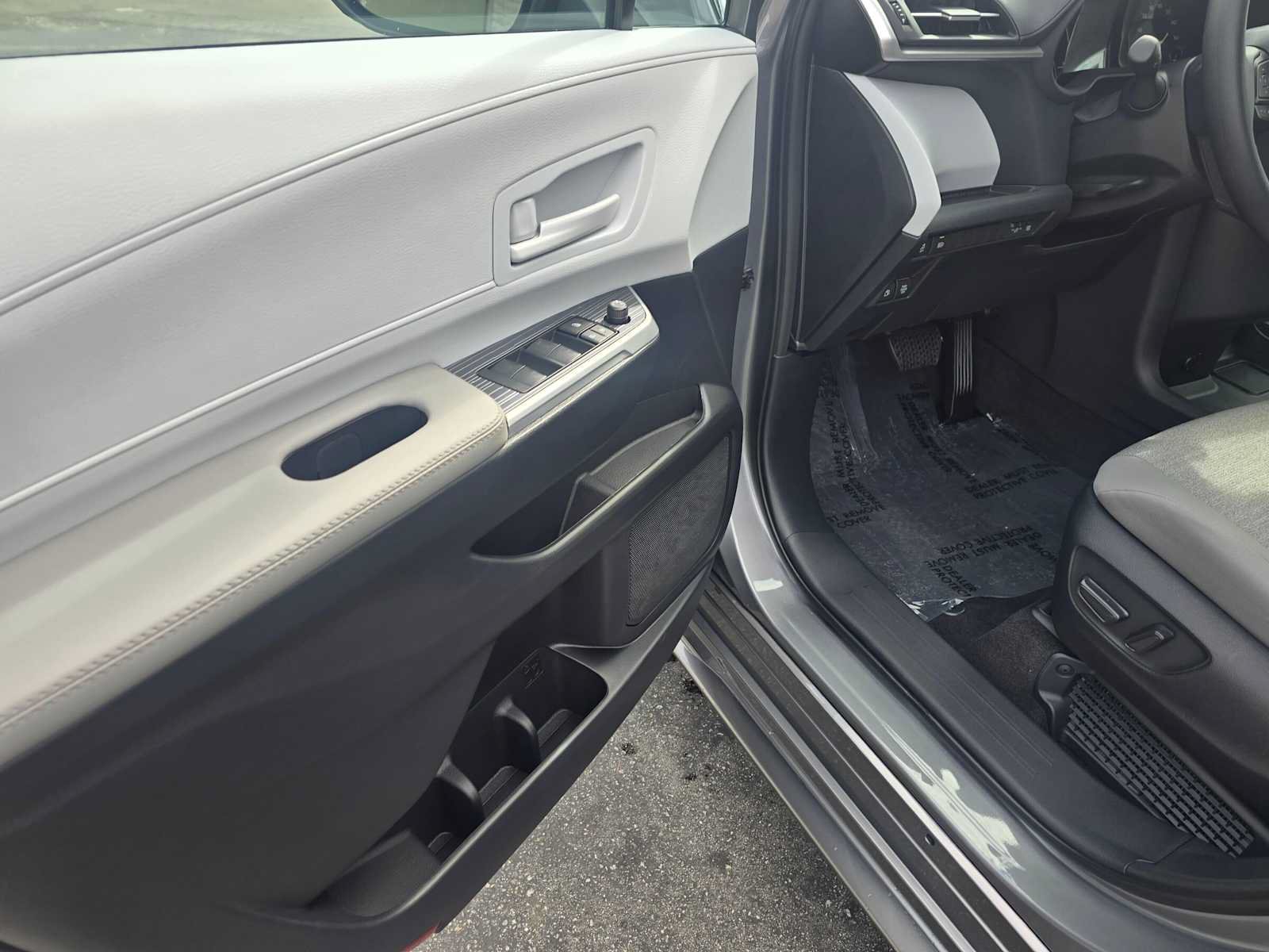 New 2026 Toyota Sienna LE FWD image 22