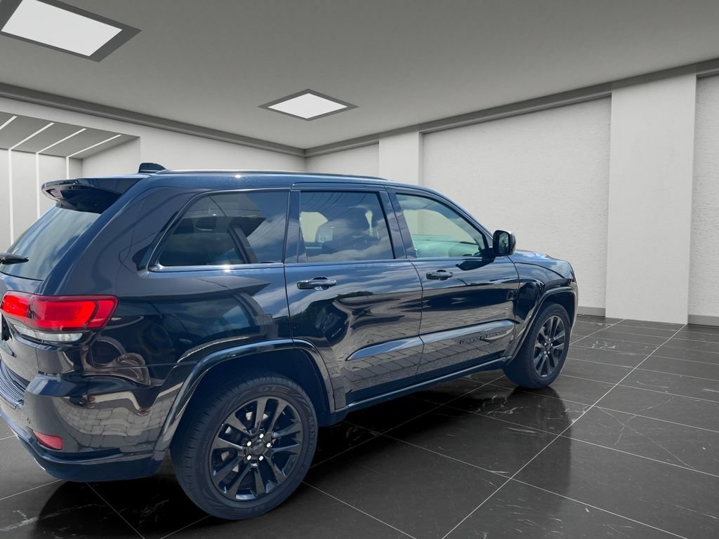 Used 2018 Jeep Grand Cherokee Altitude AWD/4WD image 3