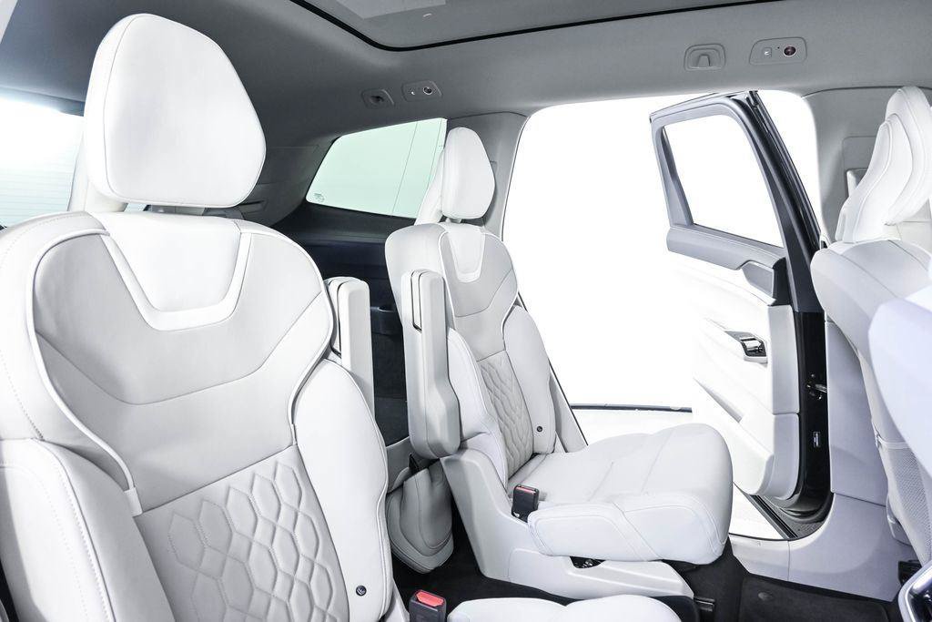 Used 2025 Volvo EX90 Plus AWD/4WD image 22