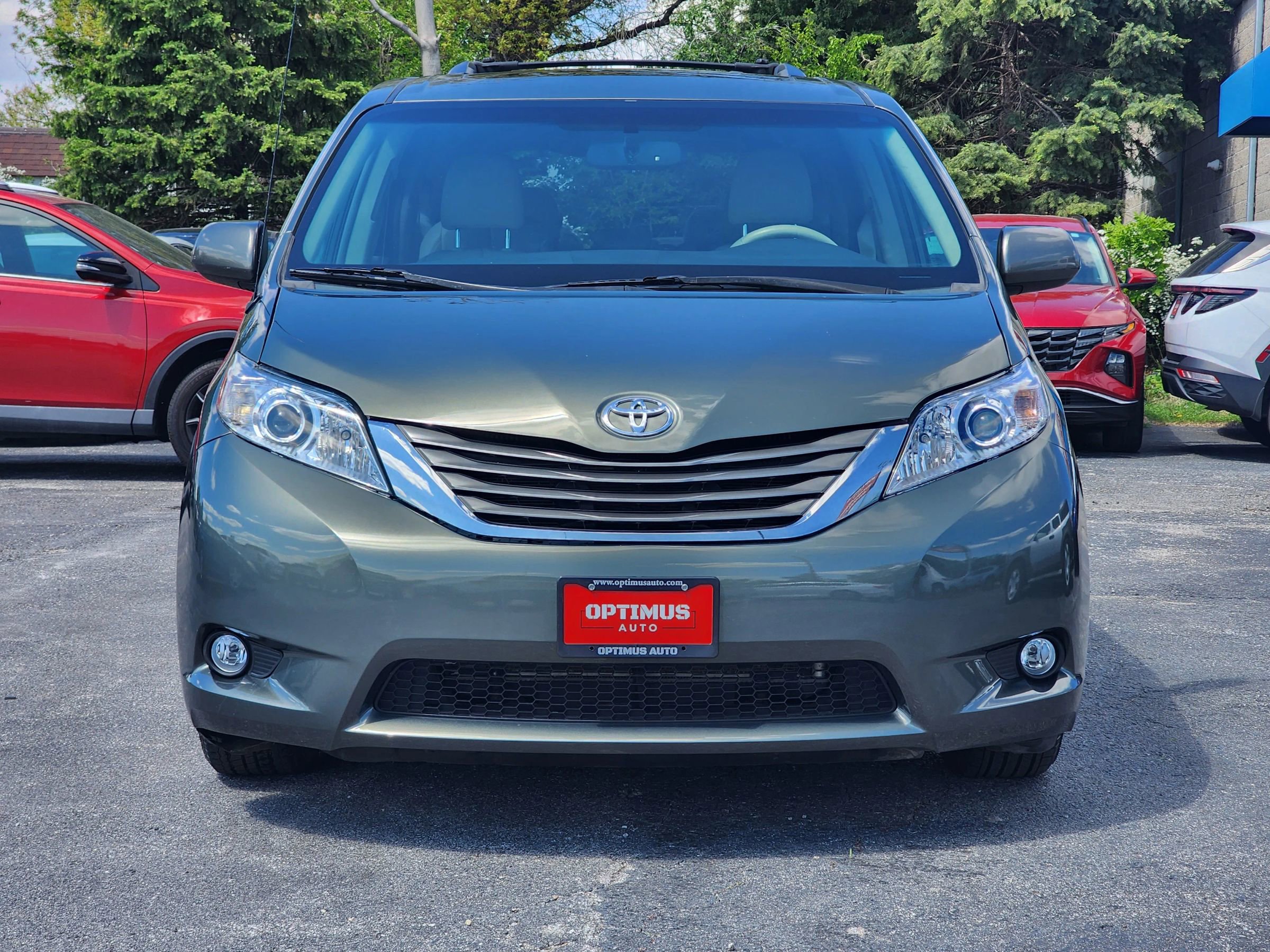 Used 2014 Toyota Sienna XLE w/ Entertainment Package FWD image 2