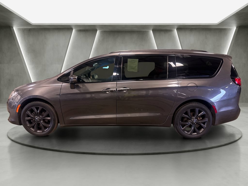 Used 2020 Chrysler Pacifica Limited w/ Quick Order Package 27H Red S FWD image 4
