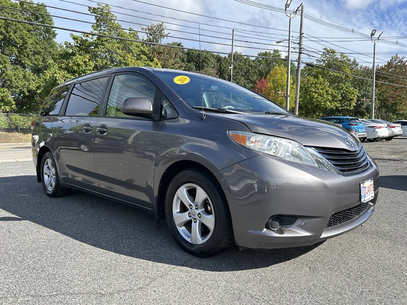 Used 2014 Toyota Sienna LE FWD image 3