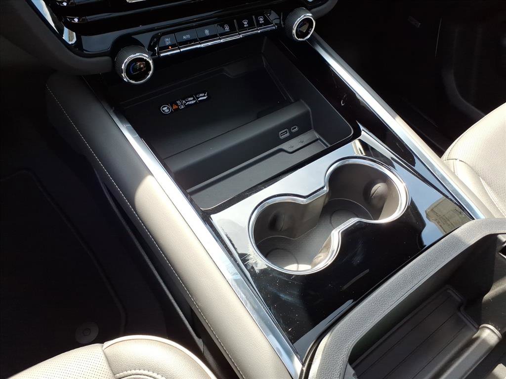 New 2026 Chevrolet Suburban Premier w/ Sun And Tow Package AWD/4WD image 18