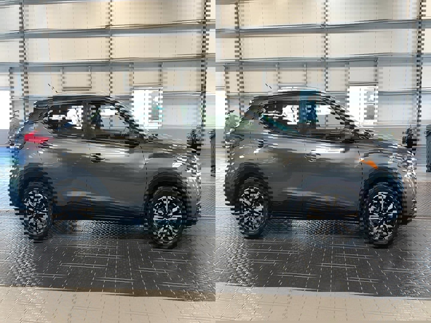 Used 2019 Nissan Kicks SV image 4