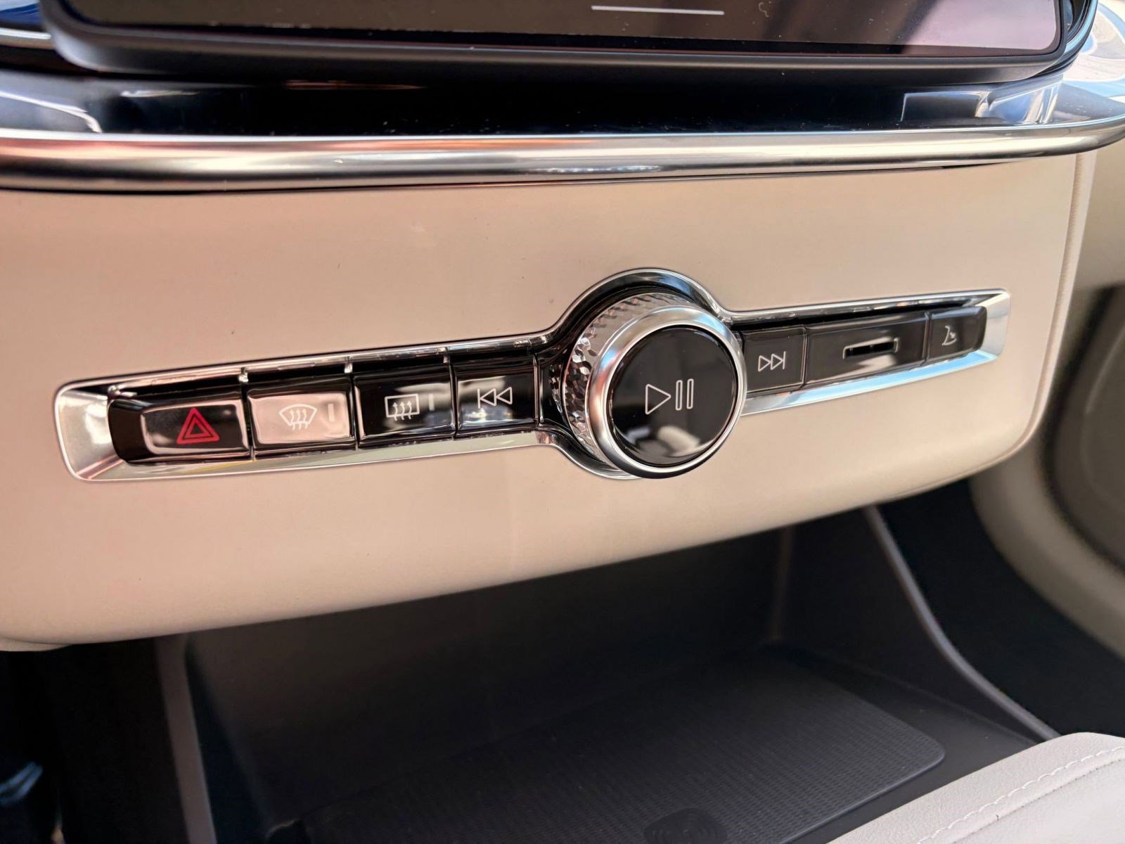 New 2026 Volvo XC90 B6 Ultra w/ Protection Package image 19