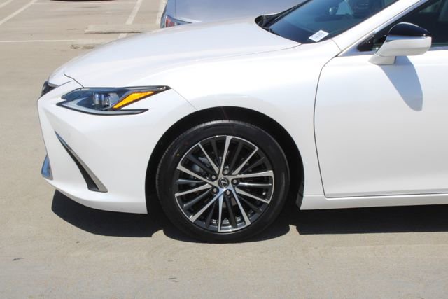 Certified 2024 Lexus ES 300h w/ Premium Package image 4