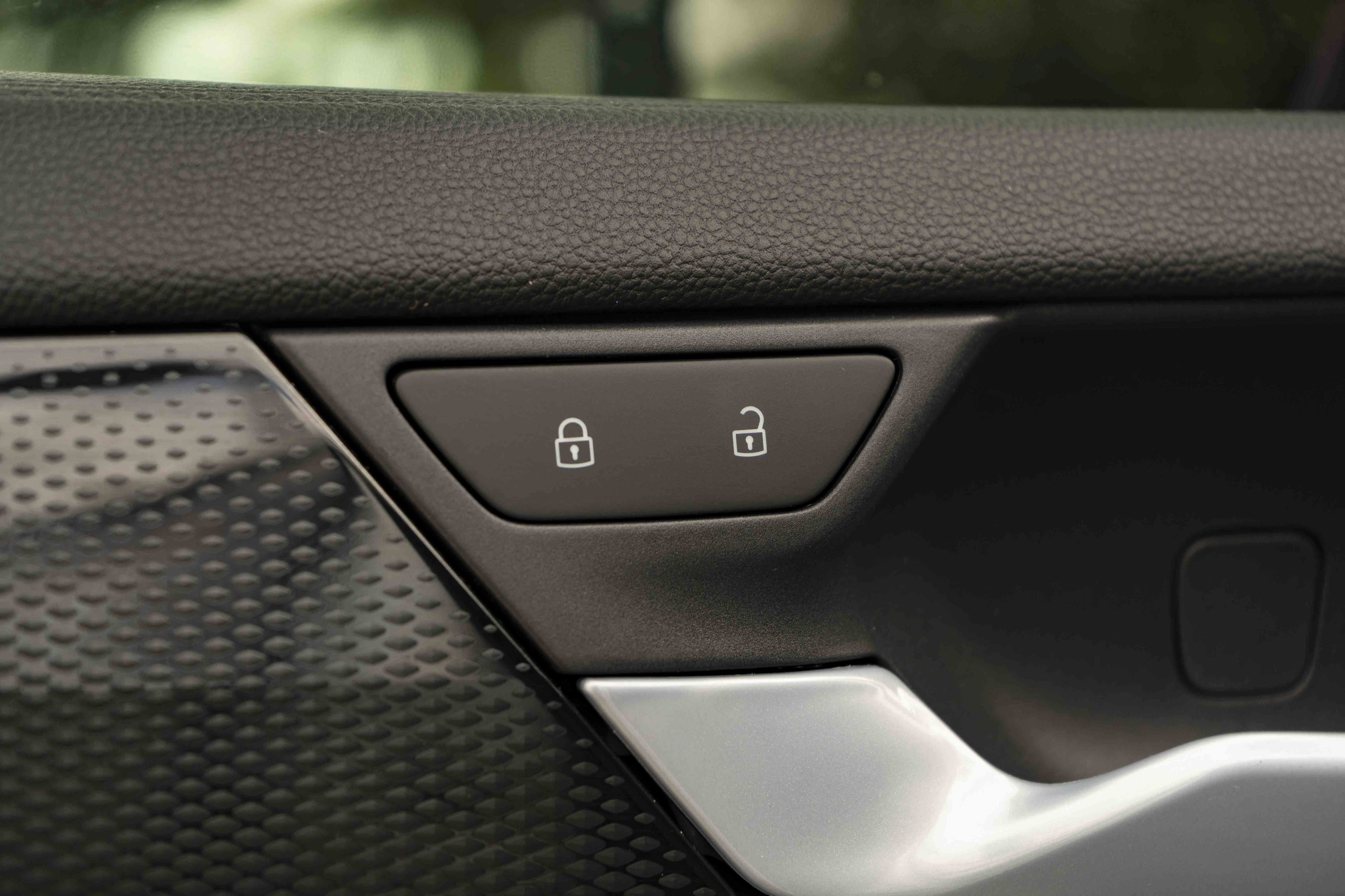 Certified 2026 Volkswagen Tiguan SE R-Line FWD image 32