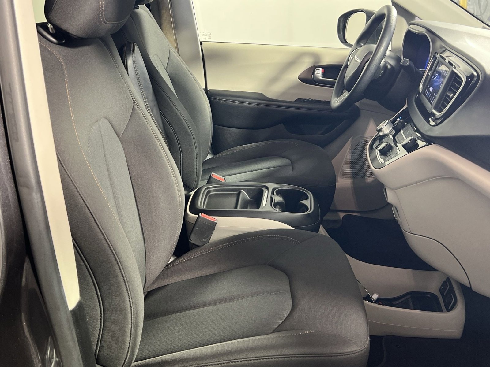 Used 2019 Chrysler Pacifica Touring Plus w/ Tire & Wheel Group FWD image 30