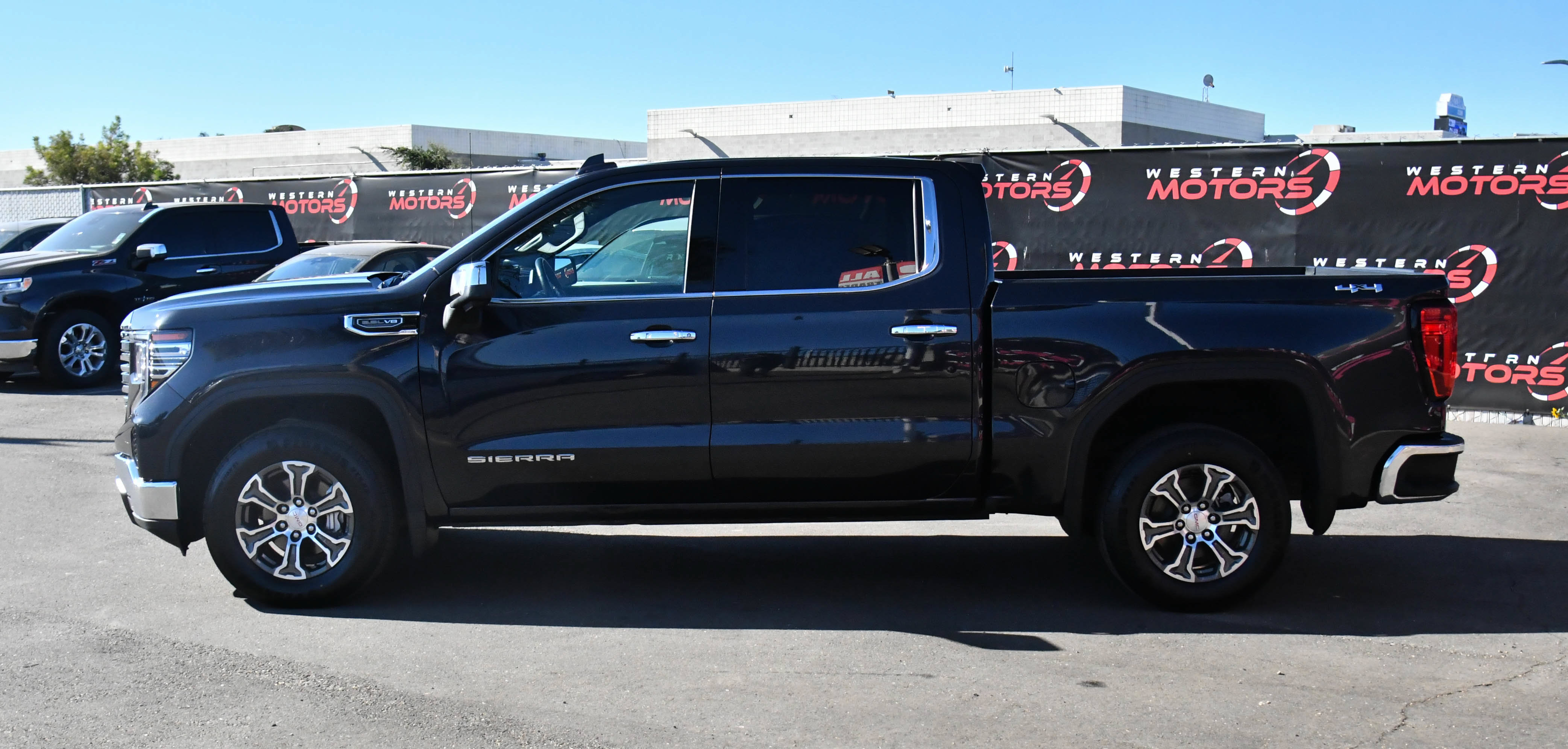 Used 2025 GMC Sierra 1500 SLT AWD/4WD image 4