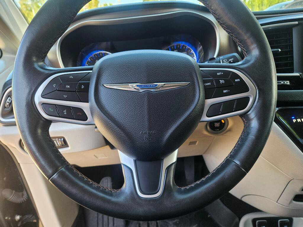 Used 2019 Chrysler Pacifica Touring-L FWD image 22