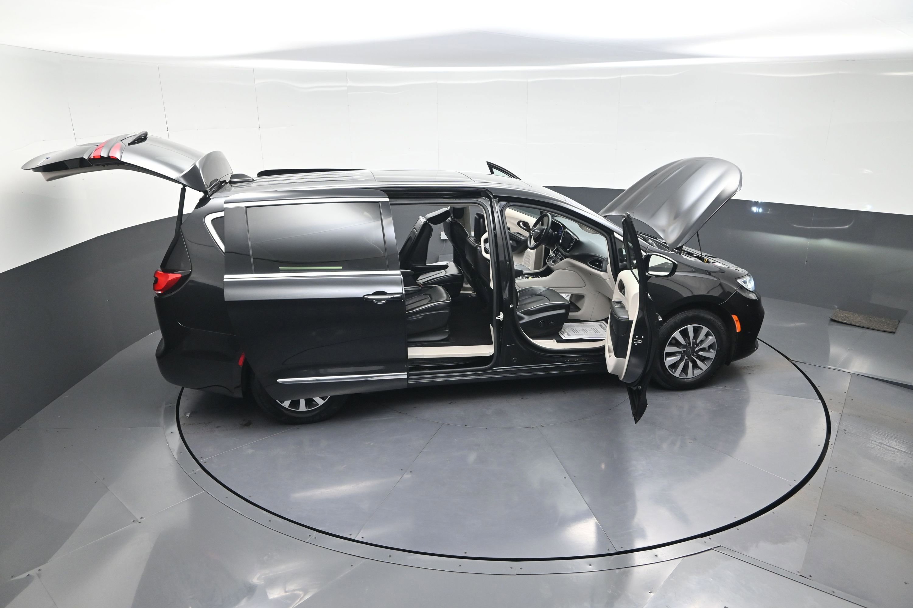 Used 2023 Chrysler Pacifica Limited FWD image 14
