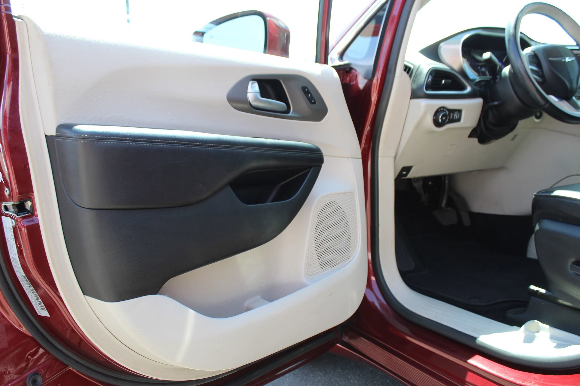 Used 2018 Chrysler Pacifica Limited FWD image 25