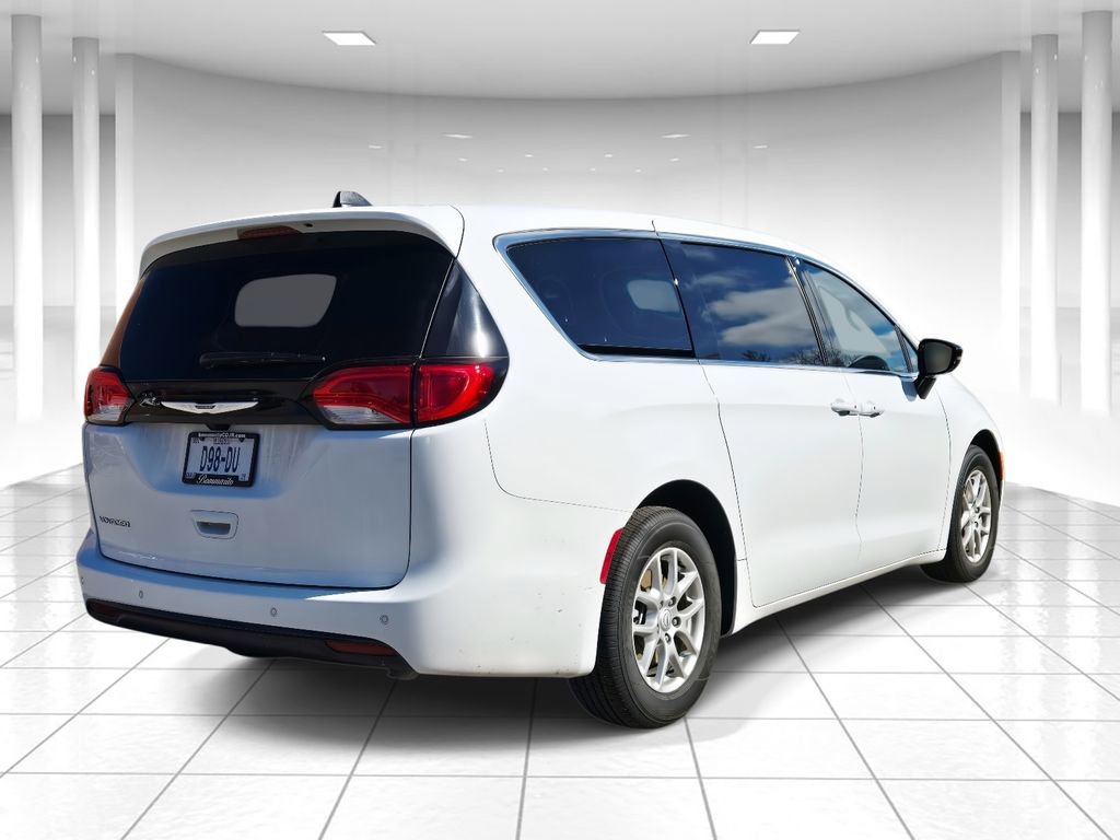 Used 2026 Chrysler Voyager LX image 3