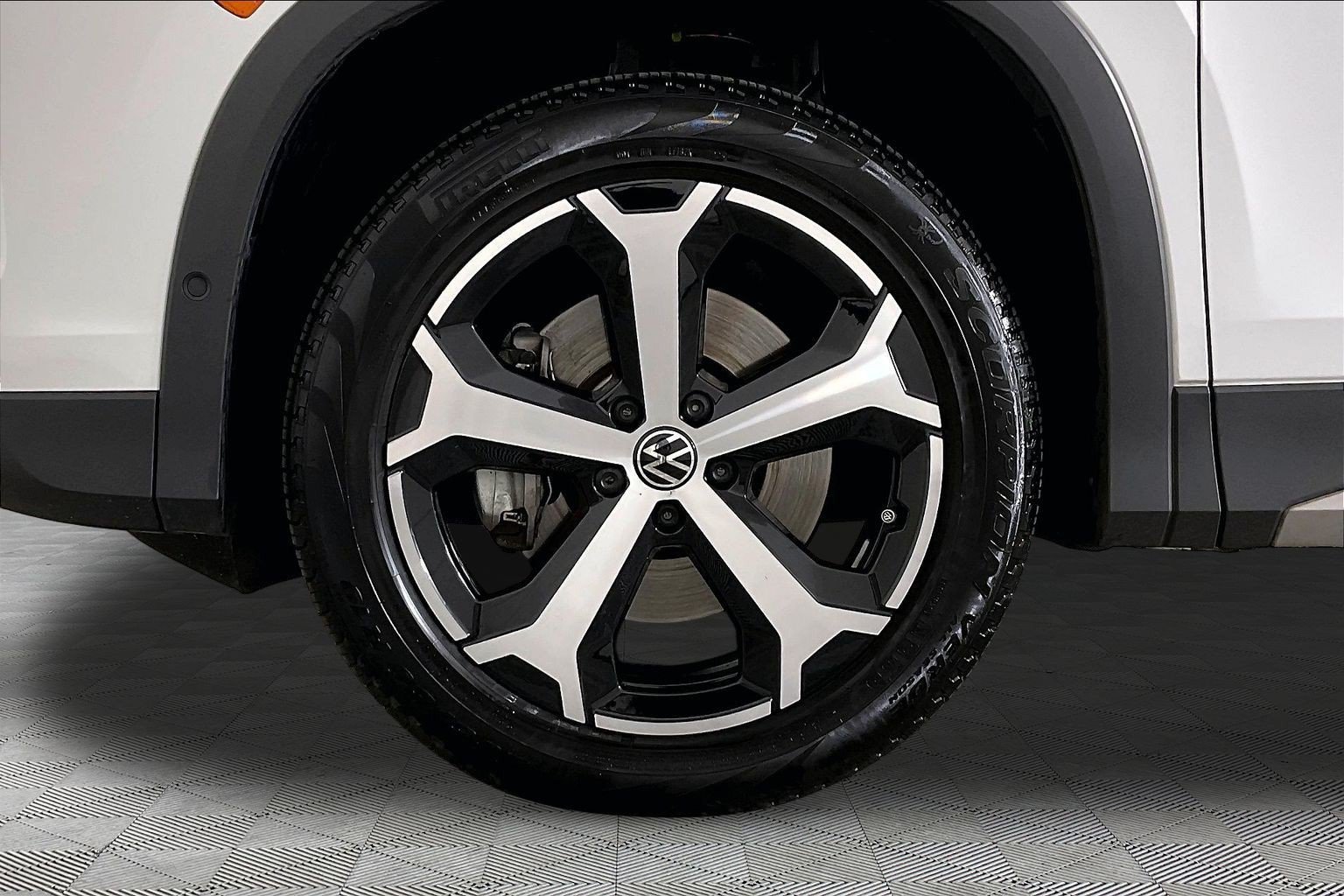 Used 2025 Volkswagen Tiguan SE AWD/4WD image 11