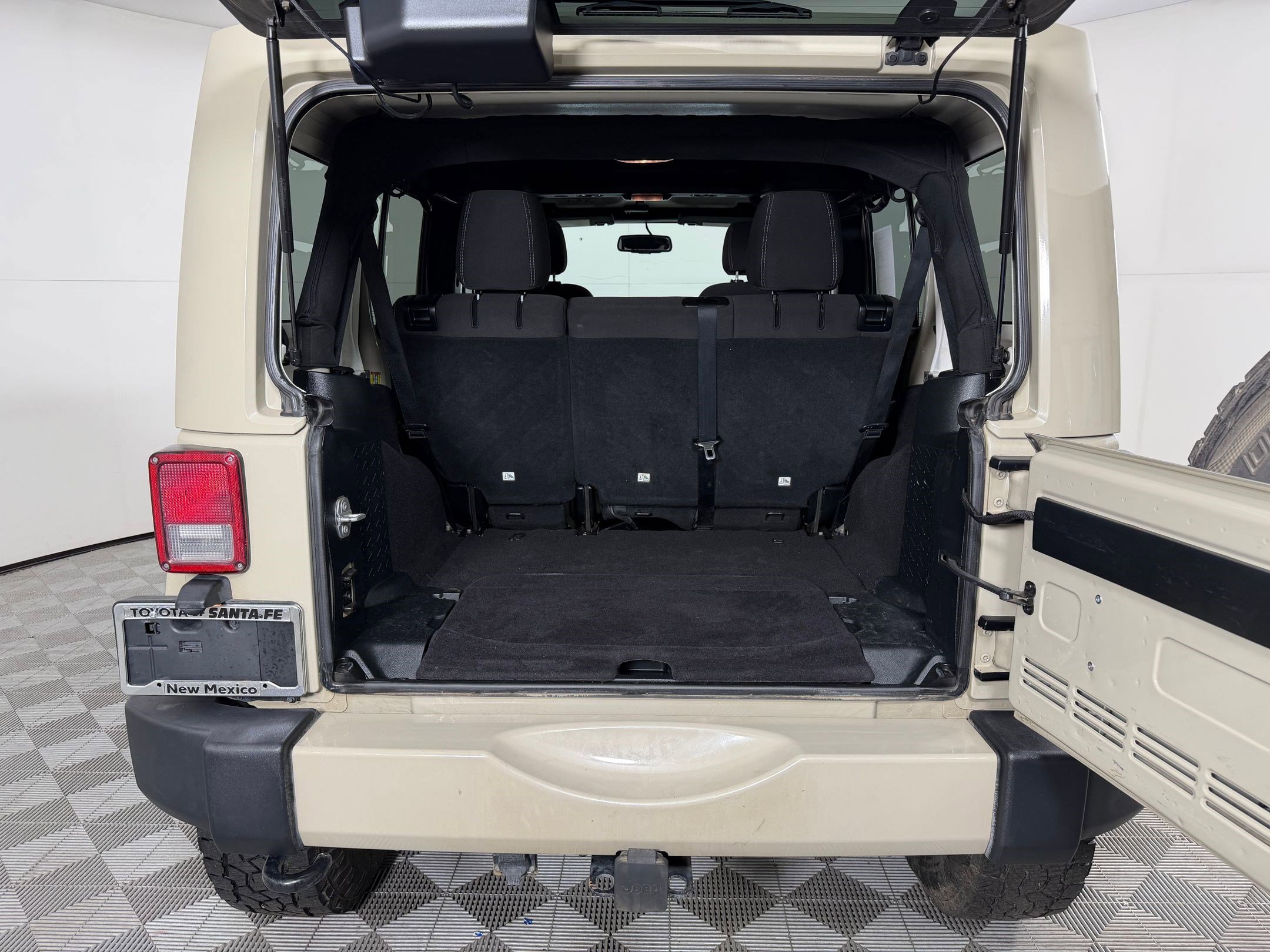 Used 2017 Jeep Wrangler Unlimited Sahara w/ Connectivity Group AWD/4WD image 28