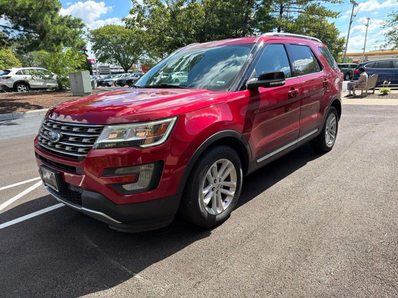 Used 2017 Ford Explorer XLT w/ Equipment Group 202A FWD image 2