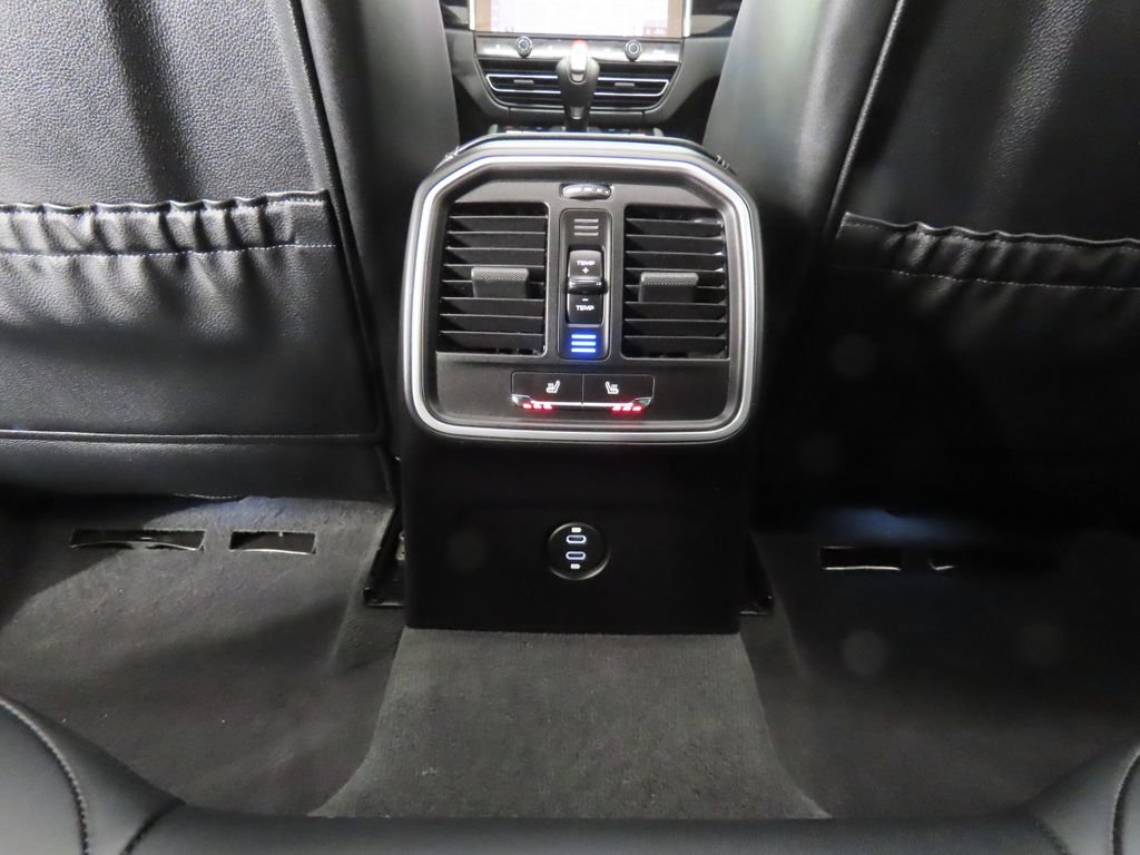 Certified 2026 Porsche Macan AWD/4WD image 32