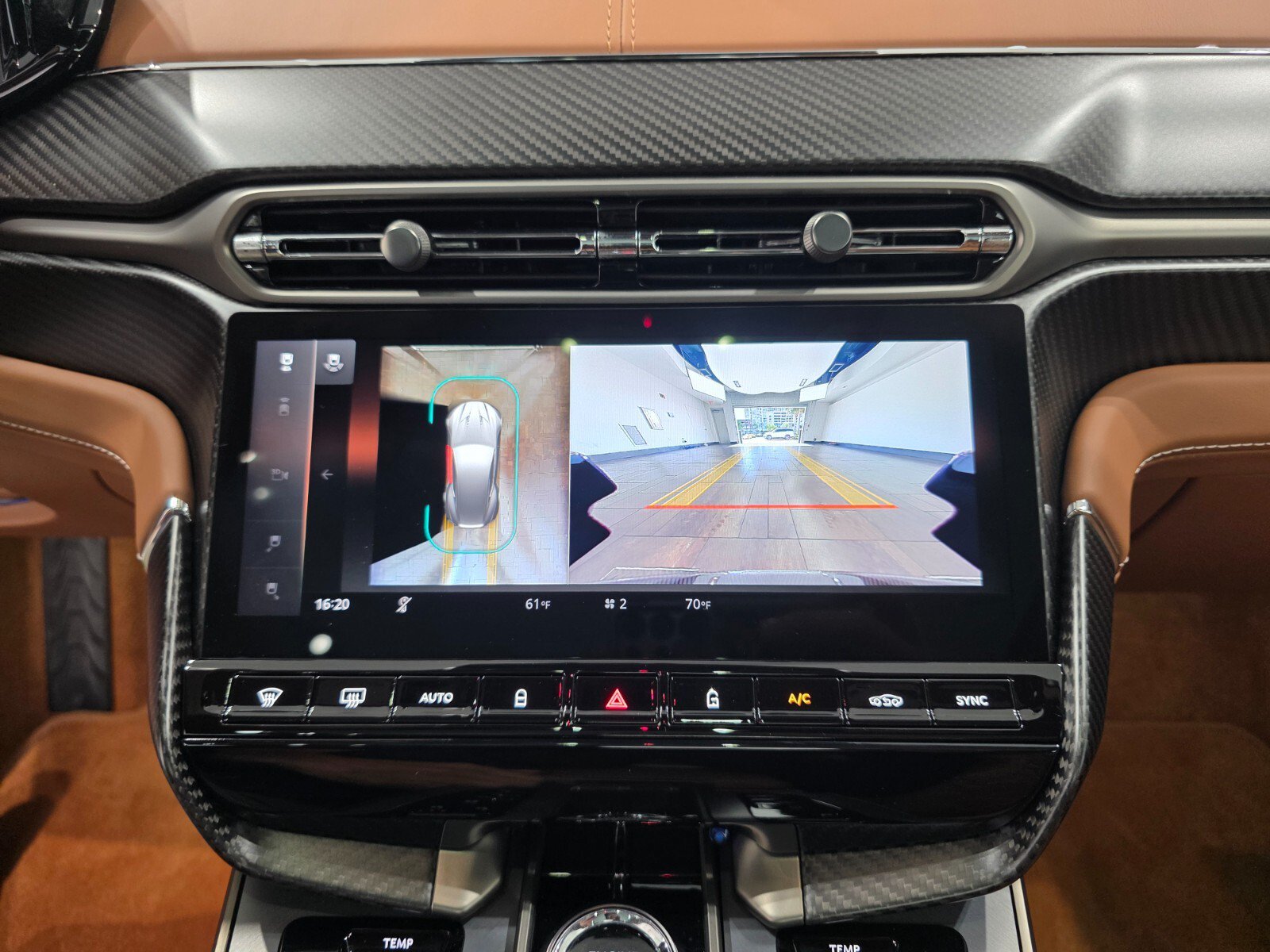 Used 2025 Aston Martin Vanquish RWD image 13