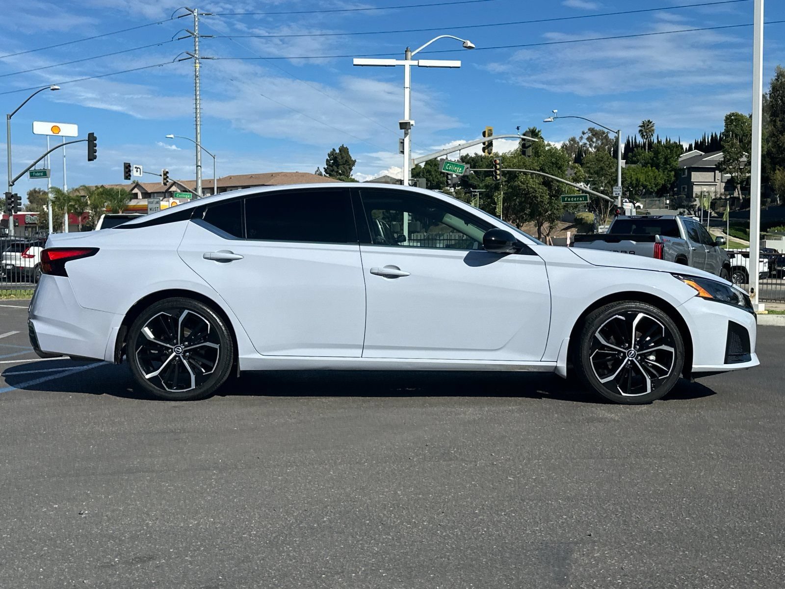 Used 2023 Nissan Altima 2.5 SR w/ SR Premium Package FWD image 6