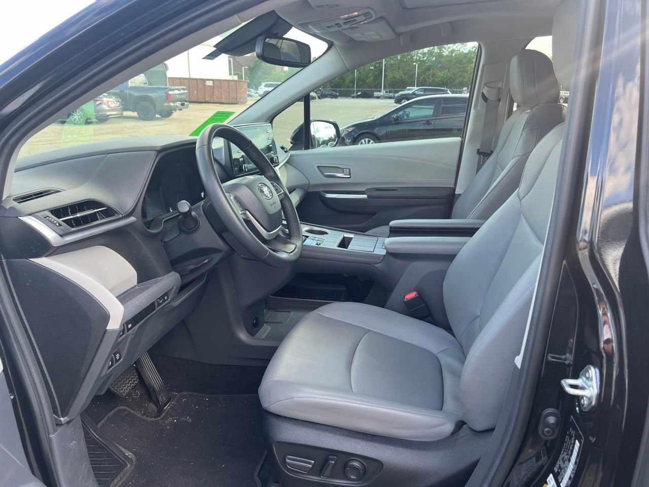Used 2024 Toyota Sienna XLE FWD image 7