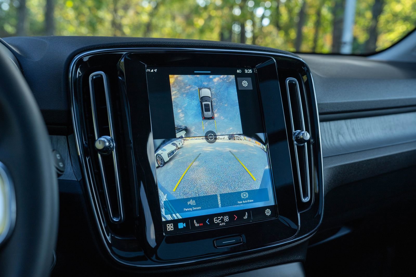 Used 2024 Volvo XC40 B5 Ultimate w/ Protection Package Premier image 24