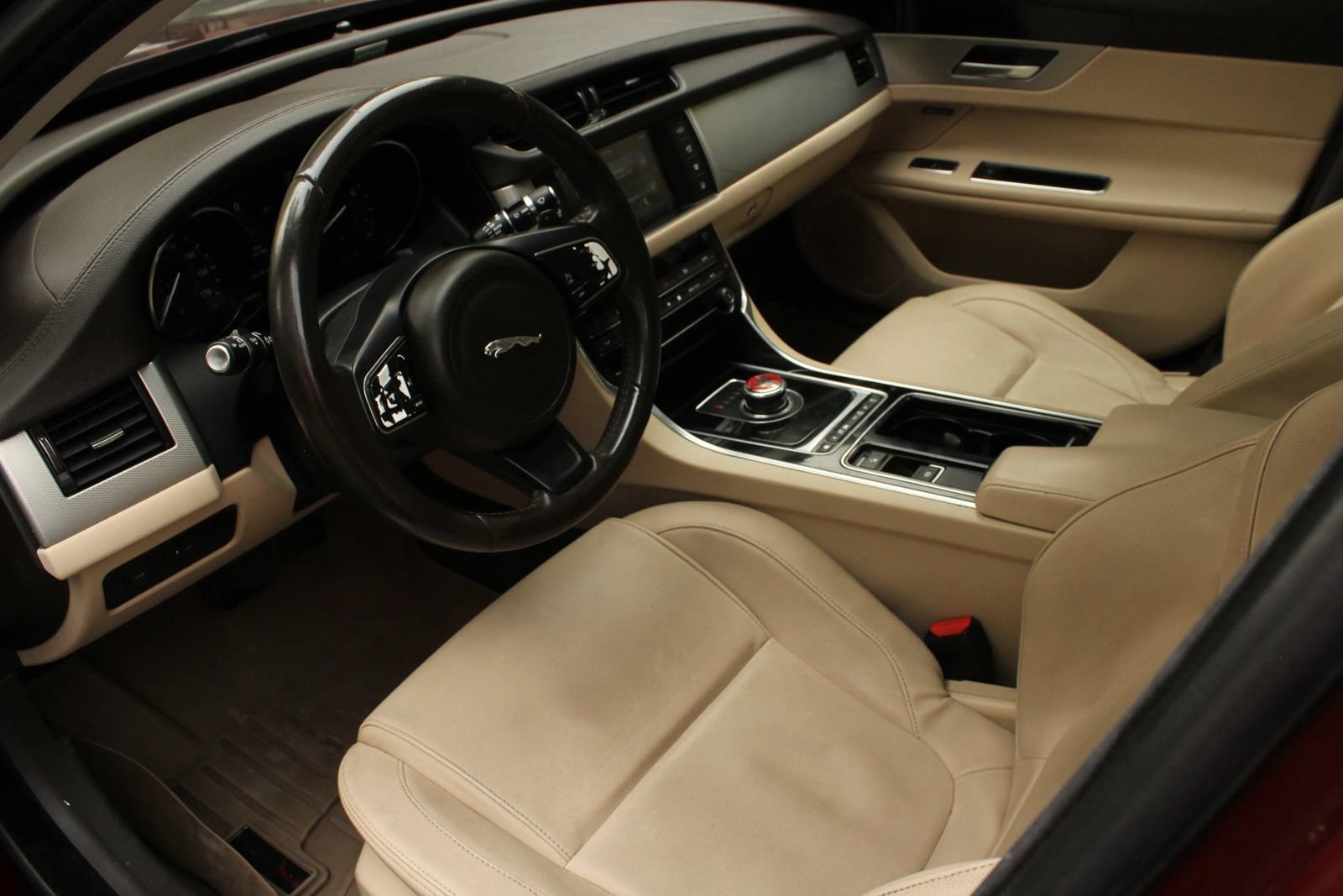 Used 2017 Jaguar XF Premium RWD image 13