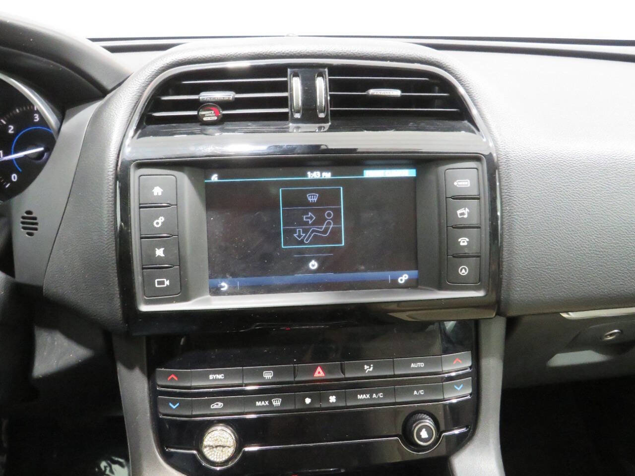 Used 2017 Jaguar F-PACE Premium image 23