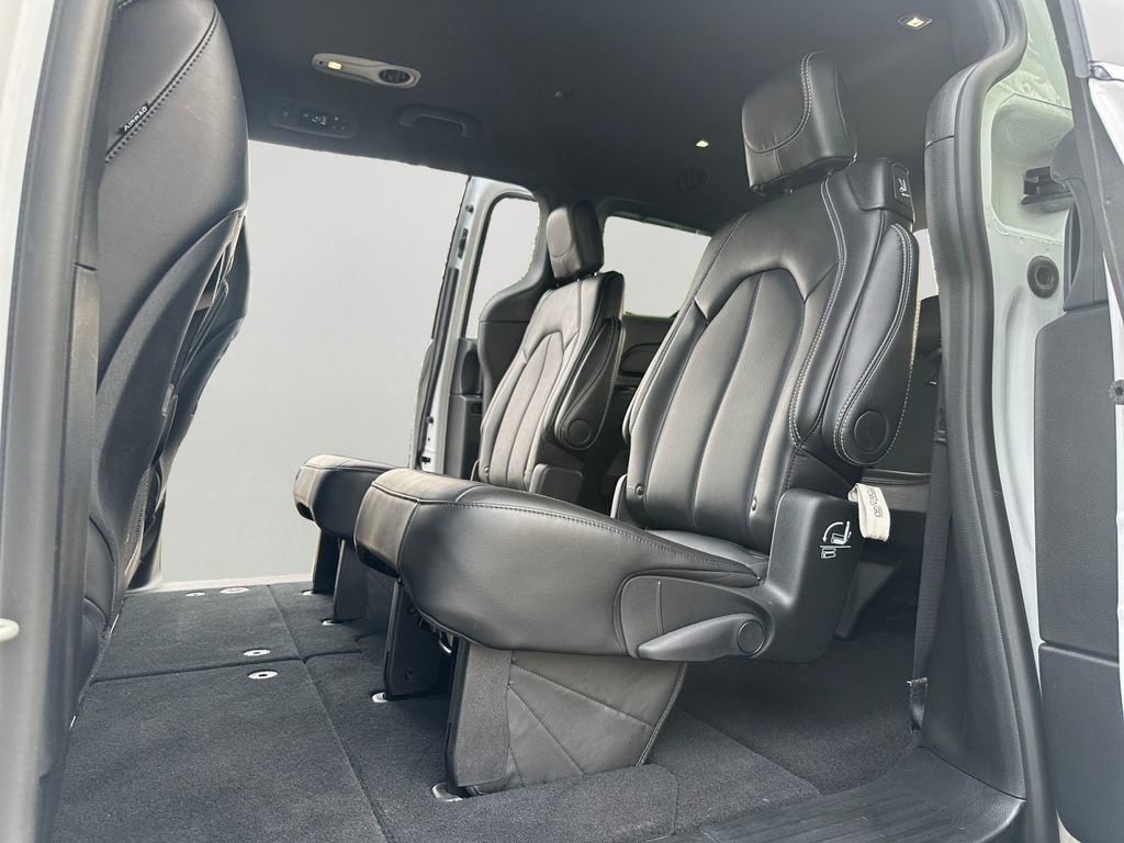 Used 2025 Chrysler Pacifica Select FWD image 23