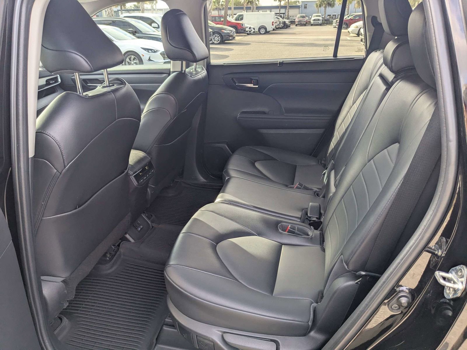 Used 2022 Toyota Highlander XLE image 14