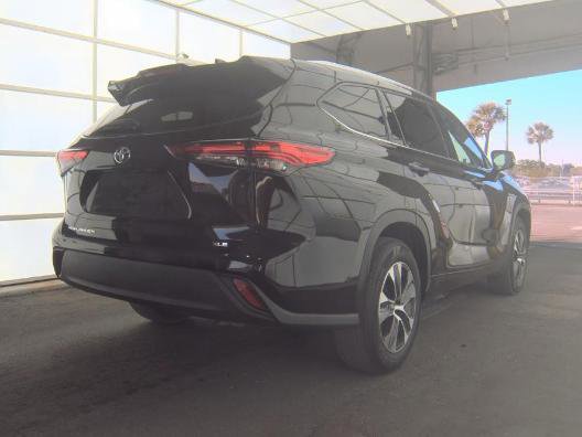 Used 2021 Toyota Highlander XLE image 3