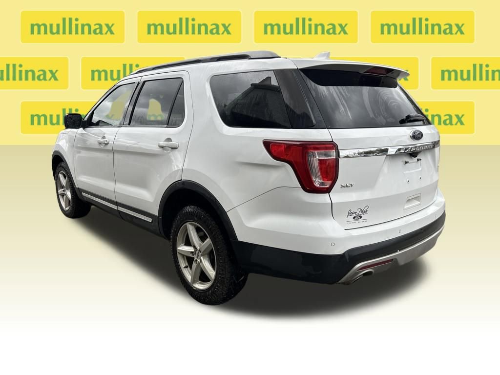 Used 2017 Ford Explorer XLT image 3