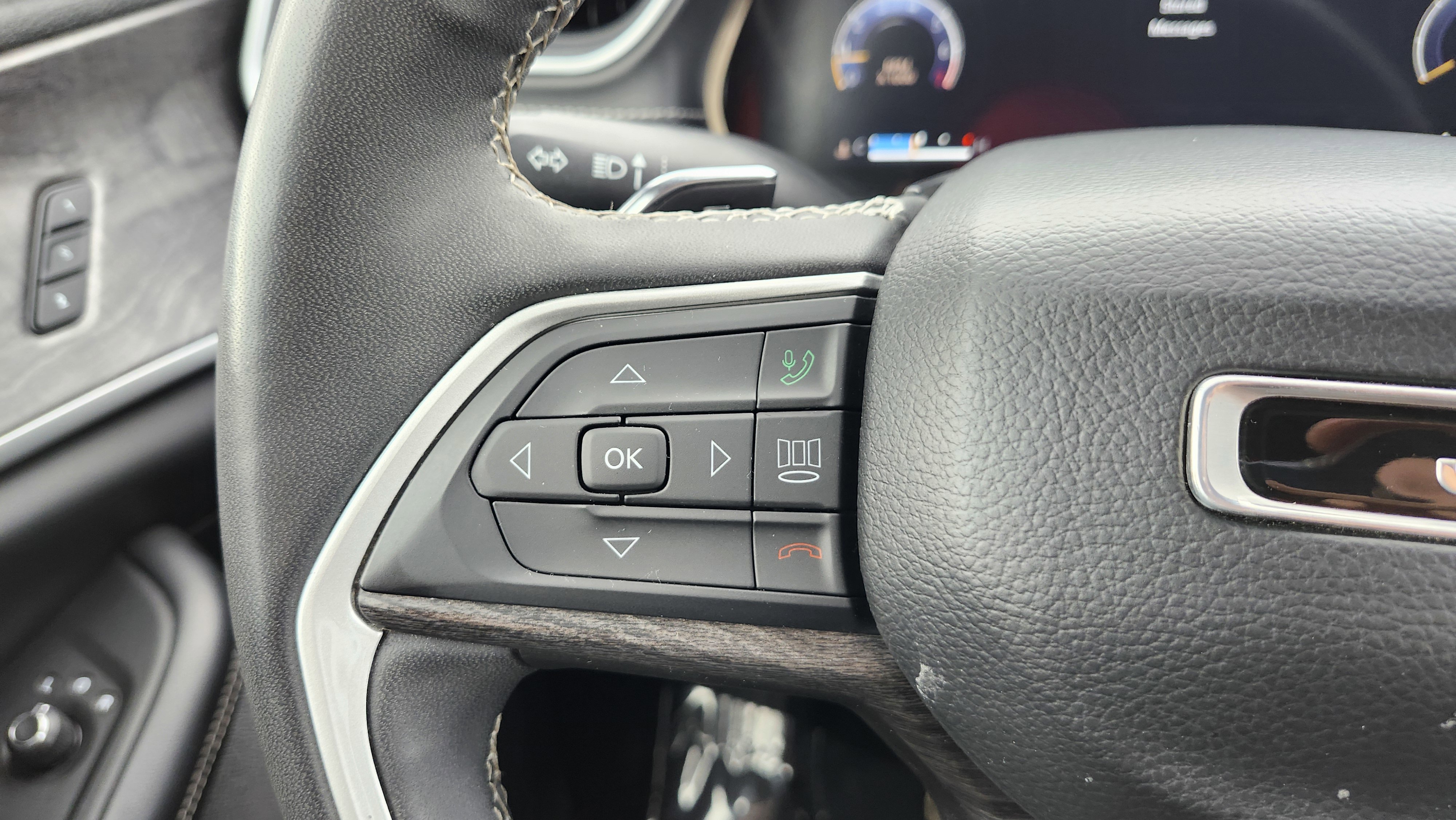 Used 2023 Jeep Grand Cherokee Limited image 37