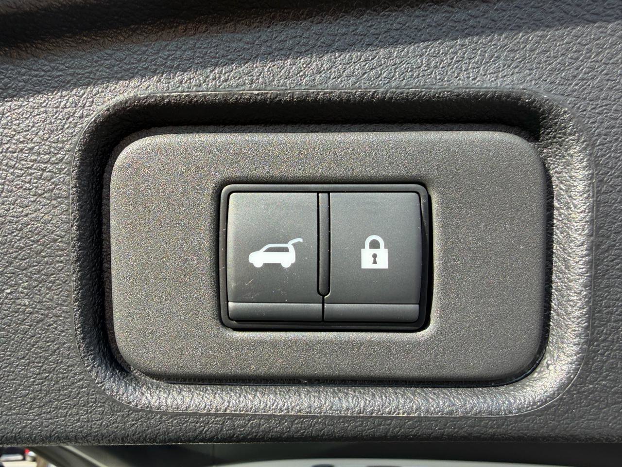 Used 2025 Nissan Pathfinder SV image 7