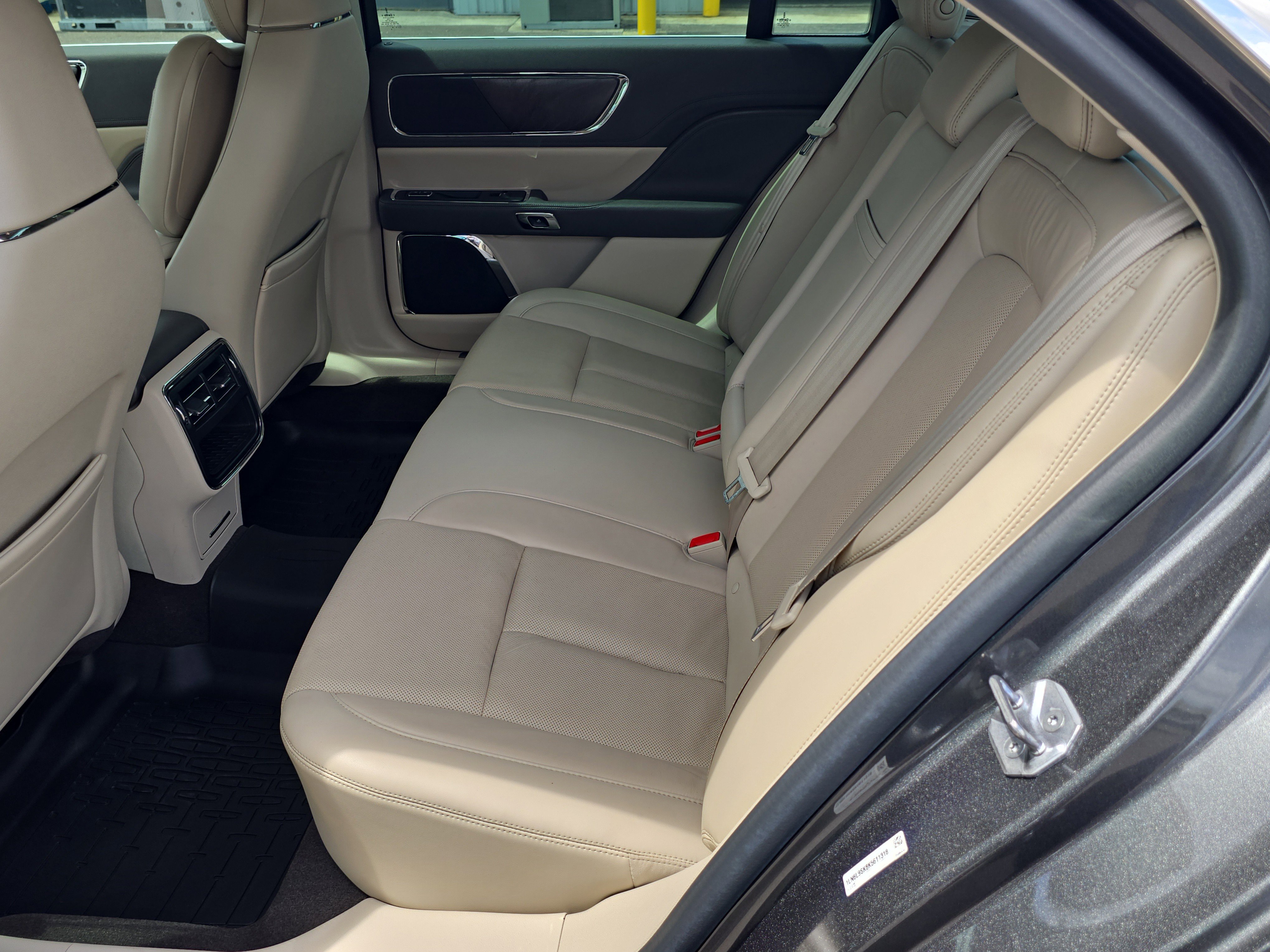 Used 2019 Lincoln Continental Select image 17