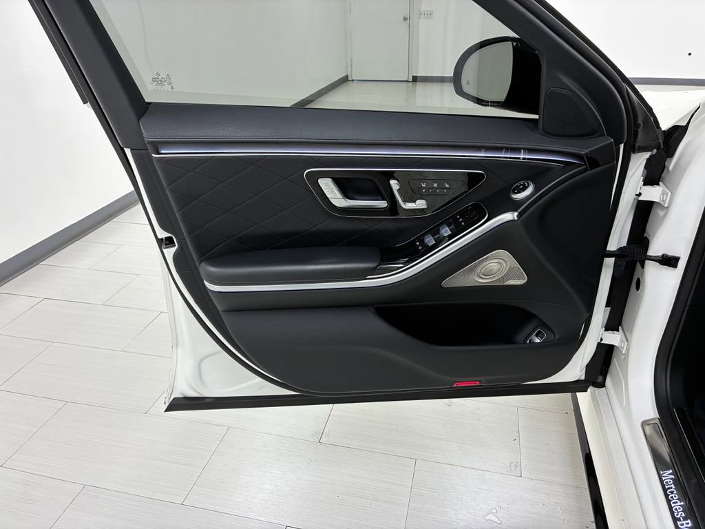 Used 2022 Mercedes-Benz S 580 4MATIC Sedan w/ AMG Line Package image 9