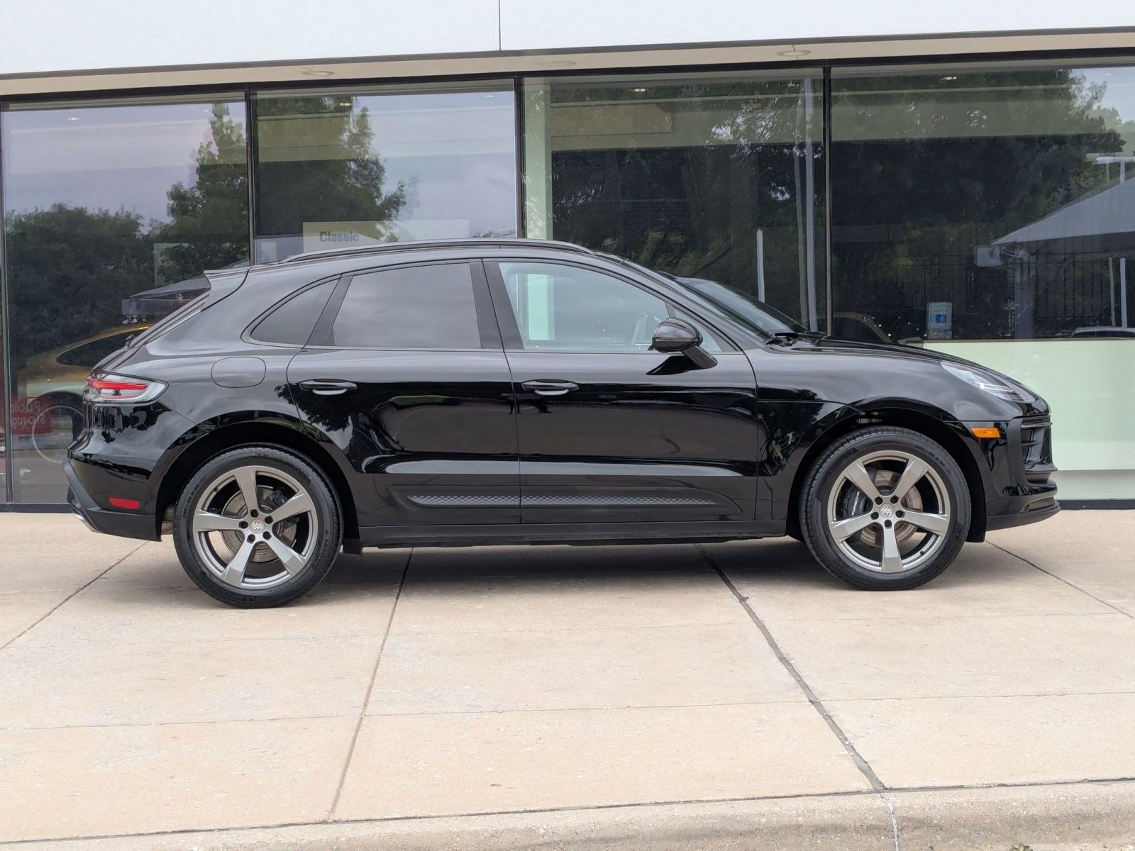 Certified 2025 Porsche Macan AWD/4WD image 8