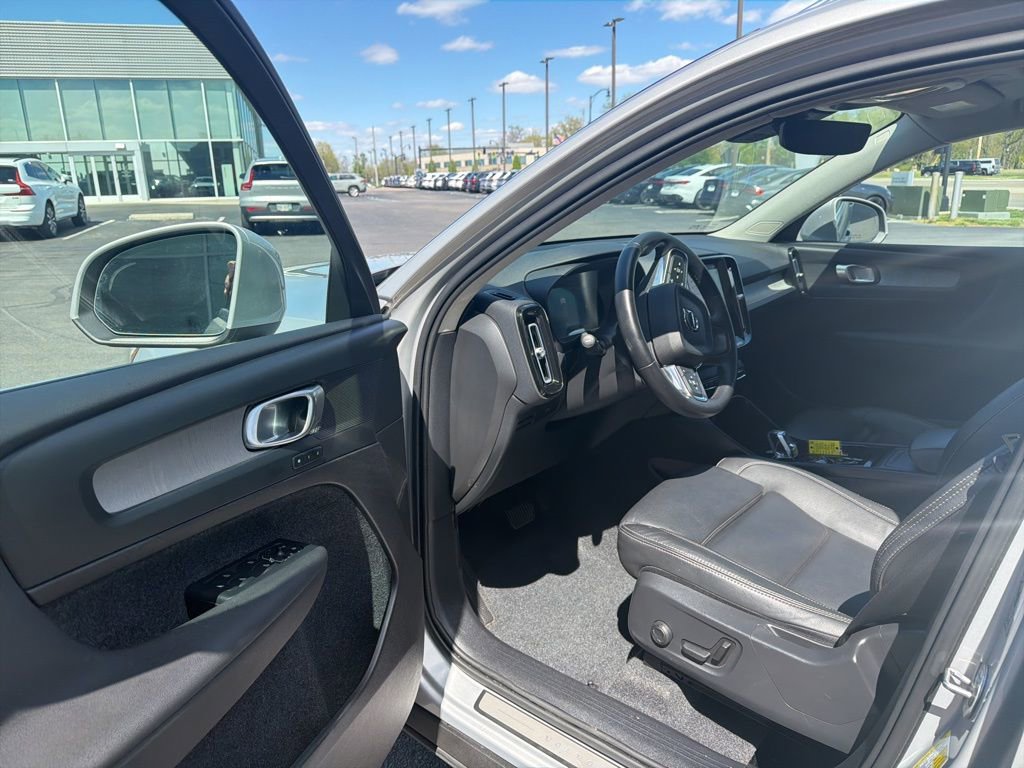 Used 2025 Volvo XC40 B5 Plus image 8