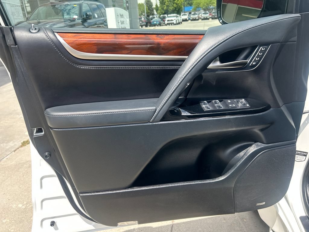 Used 2016 Lexus LX 570 4WD w/ Luxury Package image 11