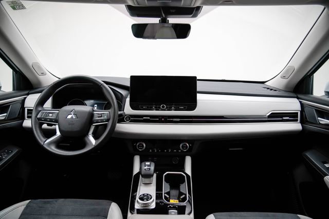 Used 2025 Mitsubishi Outlander SE image 28
