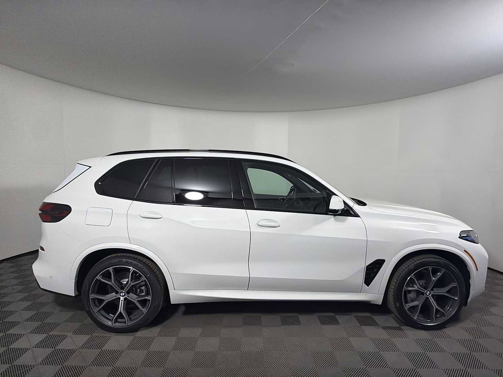 New 2026 BMW X5 xDrive40i w/ M Sport Package AWD/4WD image 8
