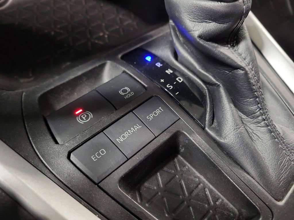 Used 2021 Toyota RAV4 LE image 15