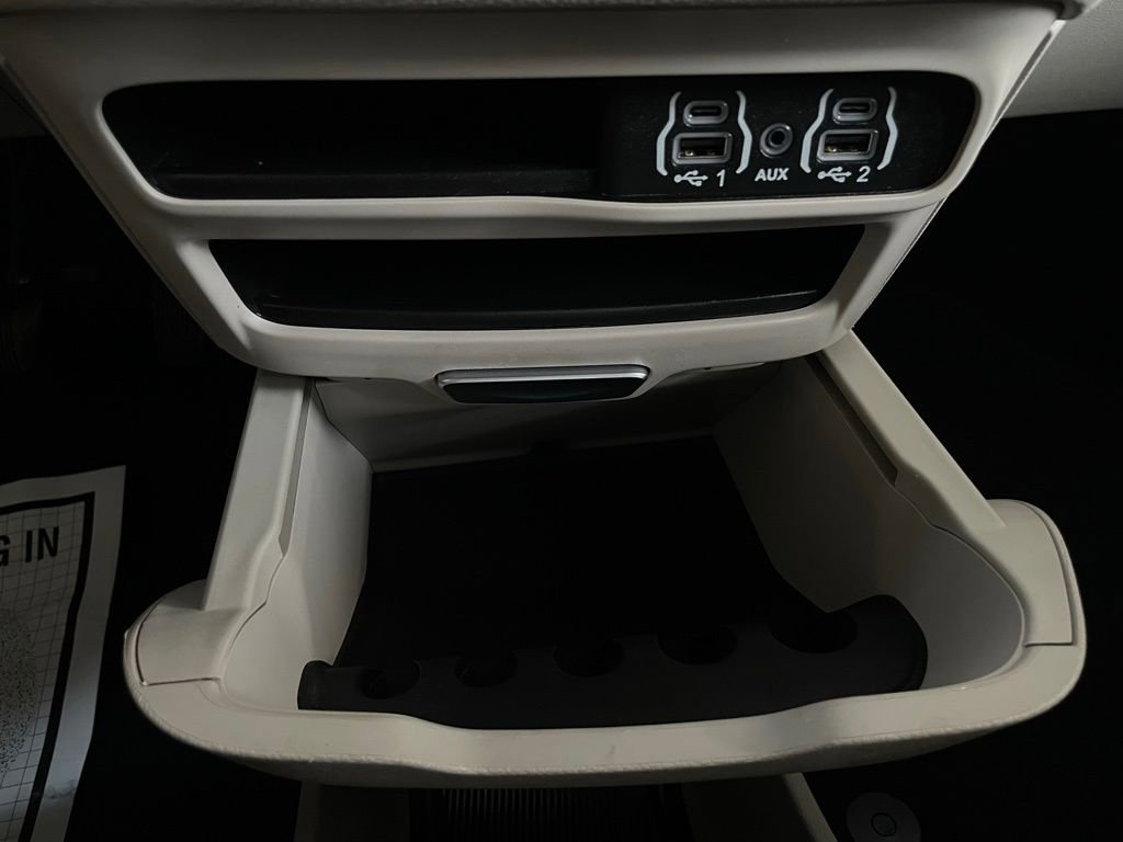 Used 2023 Chrysler Pacifica Touring-L image 40
