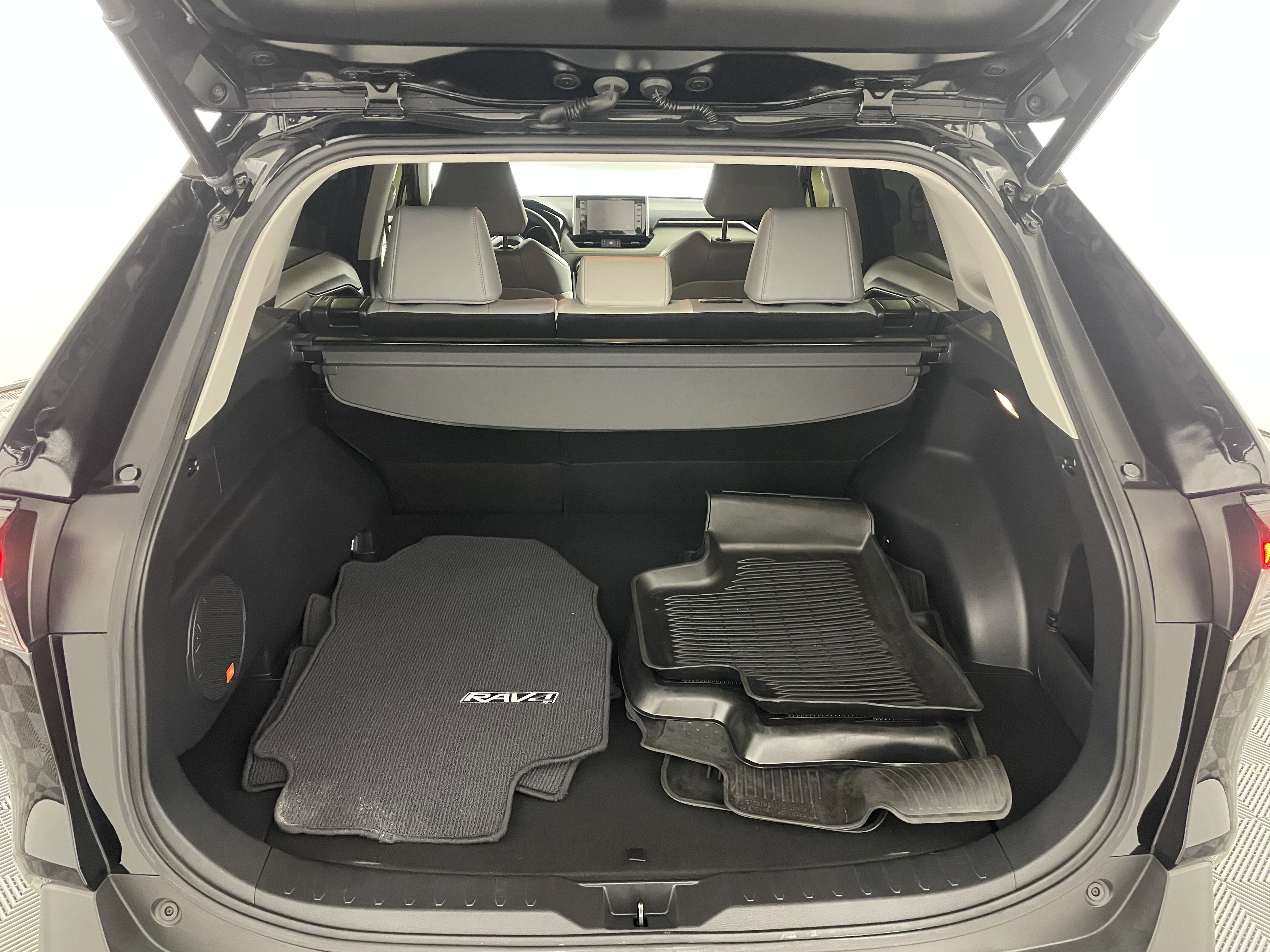 Used 2019 Toyota RAV4 XLE Premium image 19