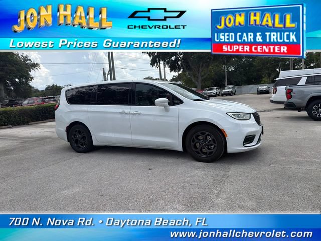 Used 2022 Chrysler Pacifica Touring-L w/ Uconnect Theater Family Group FWD image 13