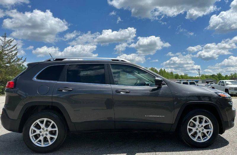 Used 2015 Jeep Cherokee Latitude w/ Cold Weather Group AWD/4WD image 3