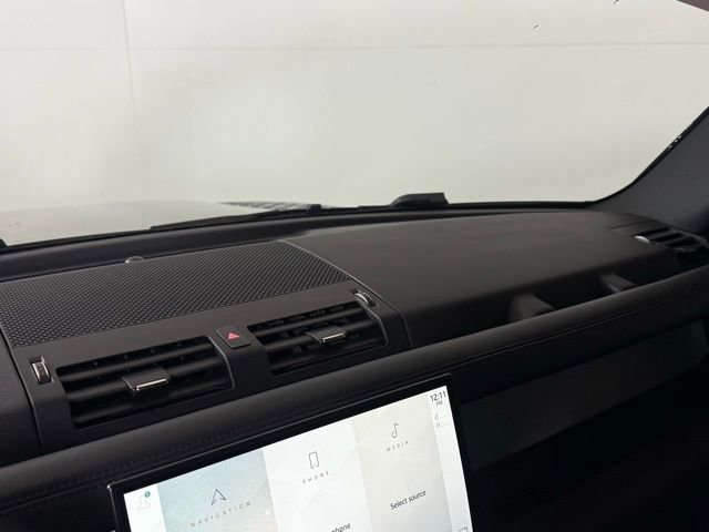 Used 2023 Land Rover Defender 130 X-Dynamic SE image 32