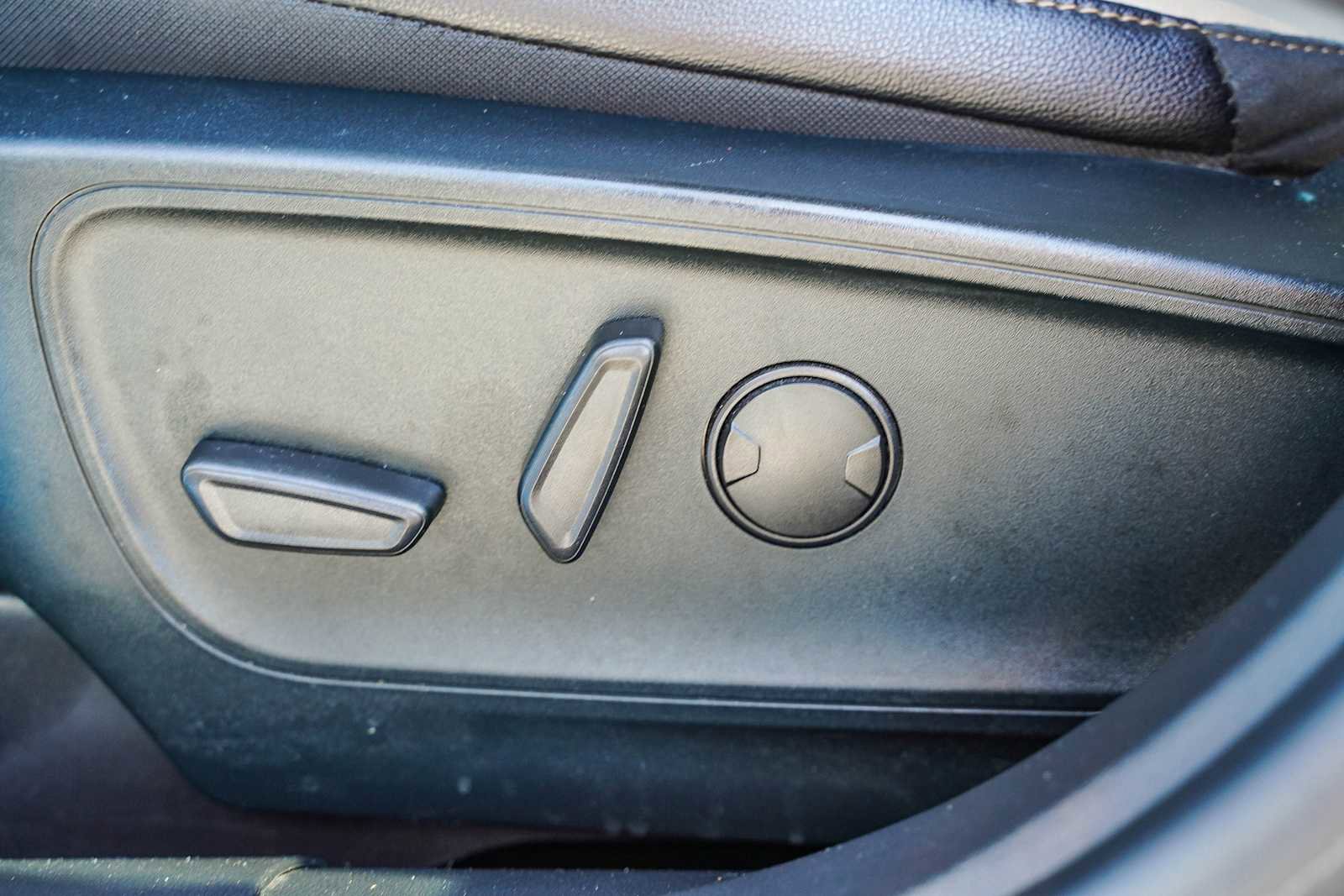 Used 2020 Ford Escape Titanium image 19