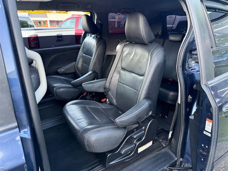 Used 2018 Toyota Sienna SE Premium w/ Carpet Mat Package FWD image 19