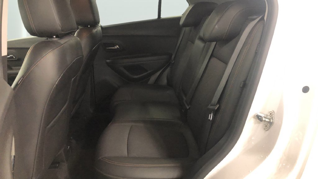 Used 2020 Chevrolet Trax LT w/ LT Convenience Package AWD/4WD image 16