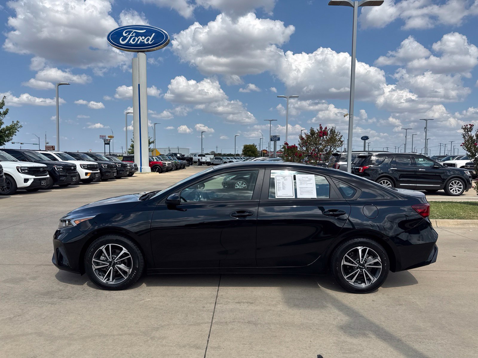 Used 2023 Kia Forte LXS FWD image 2